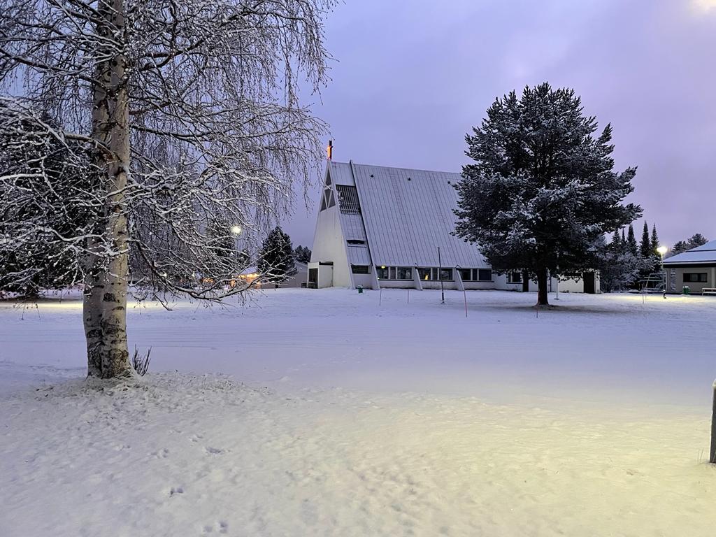 Kolarin kirkko kylmänä talvi-iltana